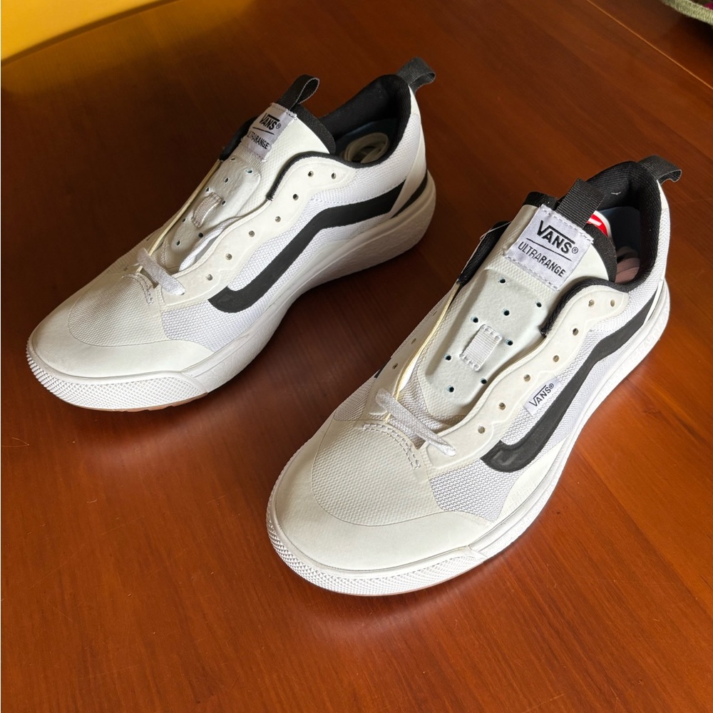 NWOT Vans Black and White UltraRange Sneakers, M9